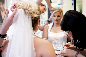Die Braut muss für den Tag der Hochzeit für ihre Brautfrisur einen Termin beim Coiffeur vereinbaren.