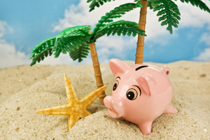 Ein Sparschwein auf einer Insel mit Sand ist eine witzige Idee für ein Geldschenk zu einer Hochzeit.