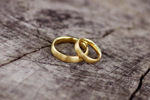 Brautpaar können sich zur Hochzeit die Ringe selbst schmieden.