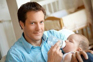 Für Väter gibt es in der Schweiz keinen gesetzlich geregelten Vaterschaftsurlaub zur Betreuung des Babys.