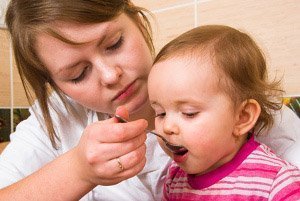Les filles au pair ou les baby-sitters sont un bon moyen de s'occuper des enfants.
