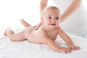 Babymassage und Baby Yoga sorgen für Entspannung.