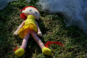 Eine Puppe als Symbol für sexuelle Ausbeutung an Kindern