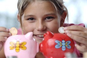 Kinder können Taschengeld zum Beispiel im Sparschwein sparen.