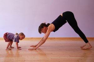 Yoga-Übungen mit Kindern zu Hause nachmachen geht leicht.