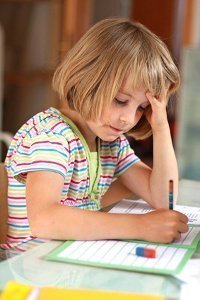 Kinder lernen für die Schule und machen Hausaufgaben am besten ohne grosse Hilfe der Eltern