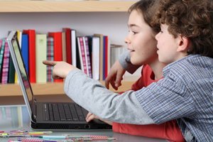 Nachhilfe im Internet kann helfen bei Kindern Noten zu verbessern.