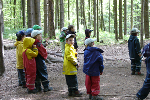 Genau wie in einer öffentlichen Schule müssen die Kinder der Waldschule aufpassen und lernen.