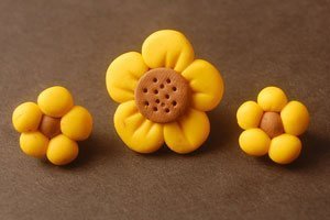 La pâte à modeler permet de confectionner de jolies fleurs.