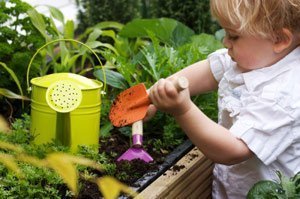 Kinder helfen gern im Garten beim Pflanzen mit.