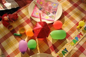 Des jeux et de beaux prix font partie d'une fête d'anniversaire pour enfants.