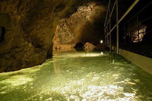 A caverna de cristal de Kobelwald fascina com as suas estalactites.