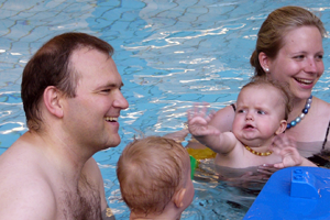 Beim Babyschwimmen haben die Eltern ebenso viel Spass wie die Säuglinge.