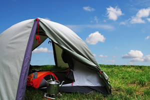 Le camping sauvage est difficile lorsqu'il y a des bébés ou des jeunes enfants et il est interdit dans de nombreuses régions d'Europe.