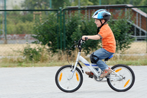 Kinder brauchen für das Velofahren eine gute Sicherheitsausrüstung, da sie besonders im Strassenverkehr gefährdet sind.
