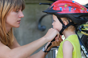 Der Helm muss passen, damit das Kind richtig vor Kopfverletzungen geschützt ist.