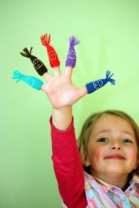 Les jeux de doigts sont populaires auprès des enfants.