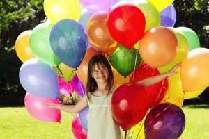 Ballons als Tischkarten für den Kindergeburtstag