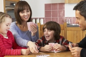 Vergnügliche Stunden mit lustigen Kartenspielen für Kinder