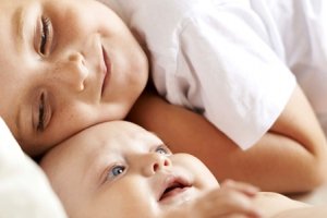 Zweites Kind: Erstgeborene gut vorbereiten und einbeziehen