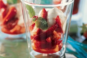 Dessert-Klassiker: Erdbeeren mit Zitronenmelissen-Mascarpone
