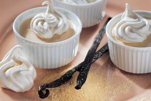 Feine Dessert-Klassiker: Caramel-Mousse mit Zuckerwölkchen