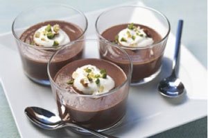 Dessert-Klassiker: Schokoladencrème mit Nusskrokant