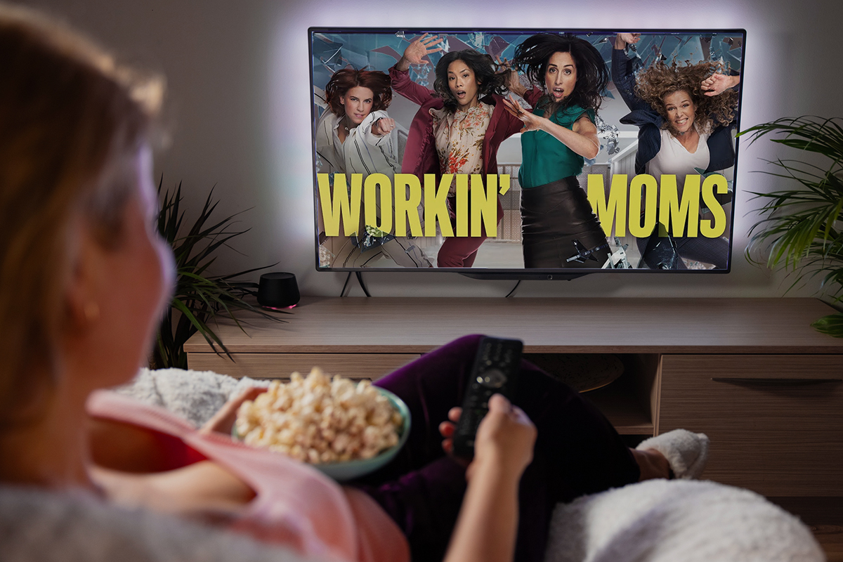 Eine Mutter schaut die Netflix-Serie Workin Mom.