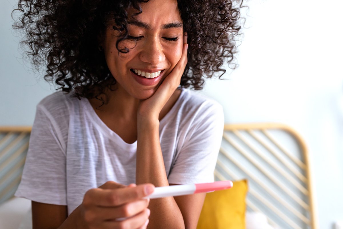 Schwangerschaftstest positiv: Wann sollte ich zum Arzt?