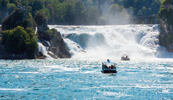 Wir haben die beeindruckendsten Wasserfälle der Schweiz gesucht. Hier sehen Sie den Rheinfall.