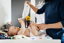 Wie Sie selber einen Wickeltisch bauen: Ideen für Babys erstes Möbel 