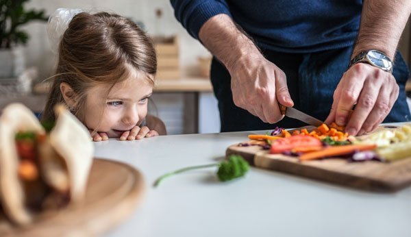 Mit diesen Tricks isst dein Kind mehr Gemüse