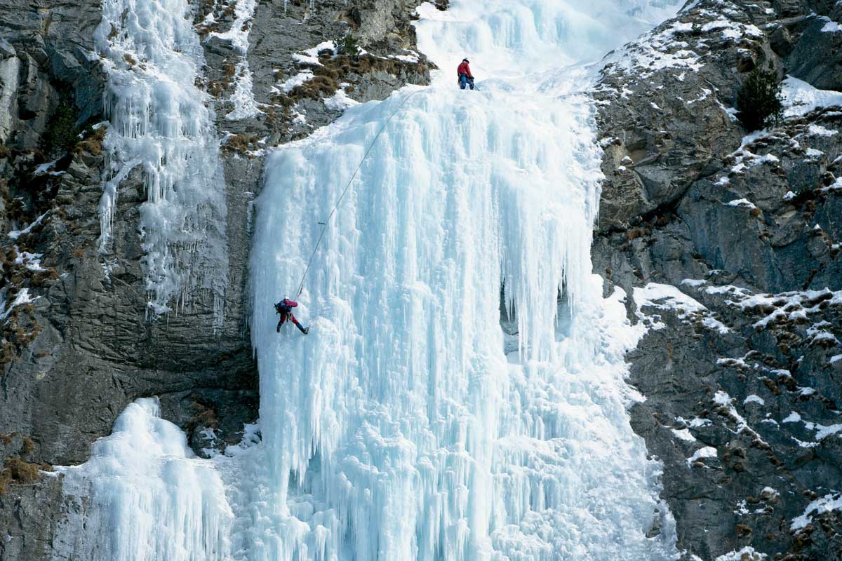 Eisfallklettern in Val Ferrera in Graubünden als alternatives Winterferien-Programm.